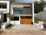 VENTA DE CASA EN PRADERAS ALTOZANO NUEVA CON TERMINADOS...