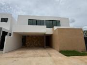 Venta de casa en privada en Cholul de 4 Hab con amenidades