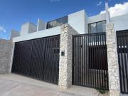Venta de casa en Temozon Norte de 2 Plantas con piscina