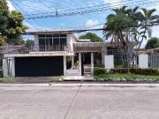 Venta de Casa en Urdesa Central – Zona Cerrada