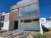 VENTA DE CASA EN VALLE IMERIAL CON ROOF GARDEN DENTRO DE...