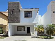Venta de Casa en Viñedos, Torreón – Fracc. Privado con...