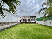 Venta de casa escriturada y con amplio jardín en...