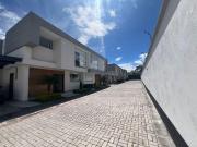 Venta de Casa Esquinera con Jardín Privado en Tumbaco –... Venta de Casa Esquinera con Jardín Privado en Tumbaco –...