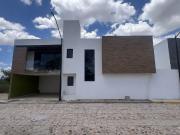VENTA de casa estilo contemporáneo en PRIVADA en camino...