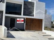 VENTA DE CASA ESTILO MODERNO, NUEVA EN FRACCIONAMIENTO...