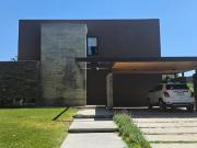 Venta de casa gerencial en Barrio Privado Sauces del...