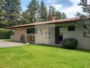 Venta de casa moderna con hermoso jardín