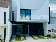 Venta de Casa Moderna: con Roof Garden y Espacios Amplios