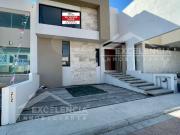 VENTA DE CASA MODERNA DE 3 NIVELES NUEVA EN FRACC LOMA...