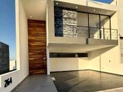 VENTA DE CASA NUEVA CON ALBERCA EL LOMAS DEL BOSQUE TRES...