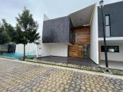 Venta de Casa nueva con jardín Zona Lomas de...