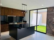 Venta de Casa nueva con jardín zona lomas de...