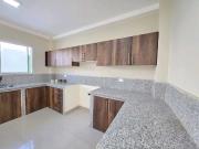 Venta de casa nueva e independiente en Manta con patio...