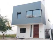 Venta de casa nueva en coto Laurel colonia Bosques Vallarta