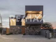 Venta de casa nueva en Lago de Juriquilla de 4...