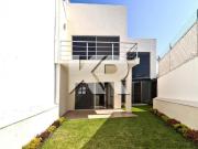 VENTA DE CASA NUEVA MINIMALISTA, EN LA MEJOR ZONA DORADA...