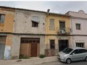 Venta de Casa ocupada Adosada en AV CARCAIXENT Nº 15...