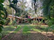 Venta de Casa para remodelar dentro del club de golf la...
