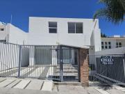 VENTA DE CASA REMODELADA CON GRAN JARDIN Y RECAMARA EN...