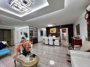 Venta de casa rentera esquinera en Urdesa Central