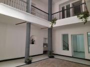 Venta de casa rentera remodelada con locales comerciales...