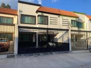 VENTA DE CASA SEMINUEVA DENTRO DE PRIVADA EN CACALOMACAN...