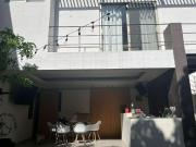 Venta de casa sola con bungalow en Lomas de Cuernavaca,...