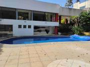 Venta de casa sola en calle cerrada con estricta...