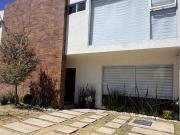 Venta de Casa con Jardín y Terreno Excedente en...
