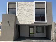 VENTA DE CASAS DENTRO DE FRACCIONAMIENTO CERCA DE PLAZA...