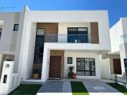 Venta de Casas en El Refugio, Doble Altura, 3 Recamaras,...