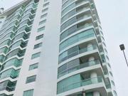 Venta de departamento con balcón frente al mar en Miraflores