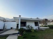 Venta De Encantadora Casa Con Amplio Jardin En...