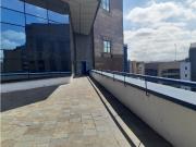 Venta de enorme oficina con terraza, ubicada en El Rosal