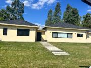 Venta de espectacular Casa 4 ambientes en Colonia Del...