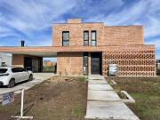 Venta de espectacular Casa 4 ambientes en Ezeiza Canning