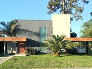 Venta de espectacular Casa 5 o mas ambientes en Berazategui