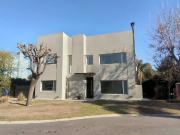 Venta de espectacular Casa 5 o mas ambientes en Berazategui