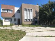 Venta de espectacular Casa 5 o mas ambientes en Berazategui