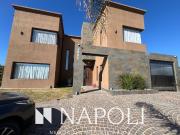 Venta de espectacular Casa 5 o mas ambientes en Esteban...