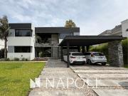 Venta de espectacular Casa 5 o mas ambientes en Esteban...