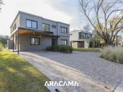 Venta de espectacular Casa 5 o mas ambientes en Esteban...