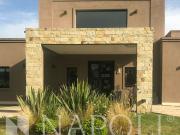 Venta de espectacular Casa 5 o mas ambientes en Esteban...