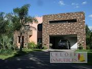 Venta de espectacular Casa 5 o mas ambientes en Ituzaingó