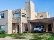 Venta de espectacular Casa 5 o mas ambientes en Juana Koslay