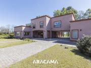 Venta de espectacular Casa 5 o mas ambientes en San...