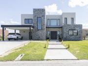 Venta de espectacular Casa 5 o mas ambientes en San...