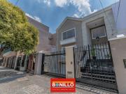 Venta de espectacular Casa 5 o mas ambientes en Villa...