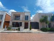 Venta de espectacular casa en Unidad cerrada en La Ceja